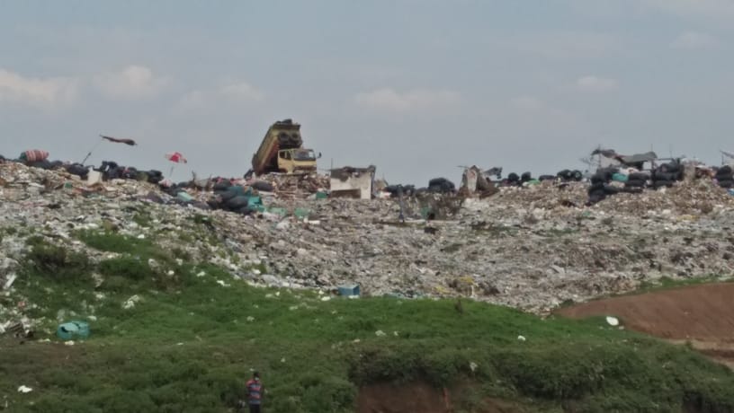 Tempat Pembuangan Akhir Sampah (TPA) liar di sisi Sungai Cisadane, Kecamatan Neglasari, Kota Tangerang, Rabu 1 September 2021.