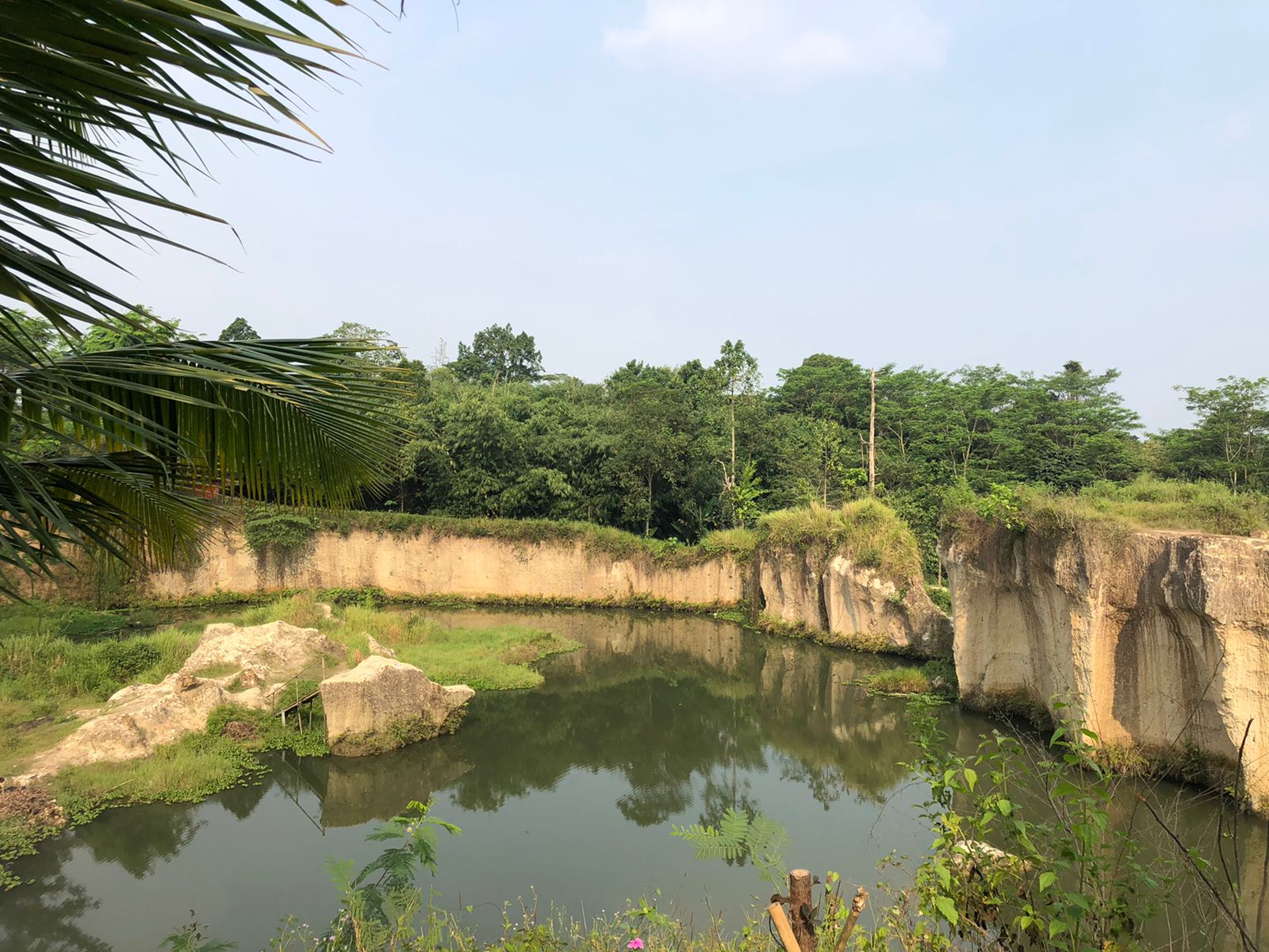 Tempat wisata Tebing Koja yang berlokasi di Cirendeu, Kecamatan Solear, Kabupaten Tangerang.
