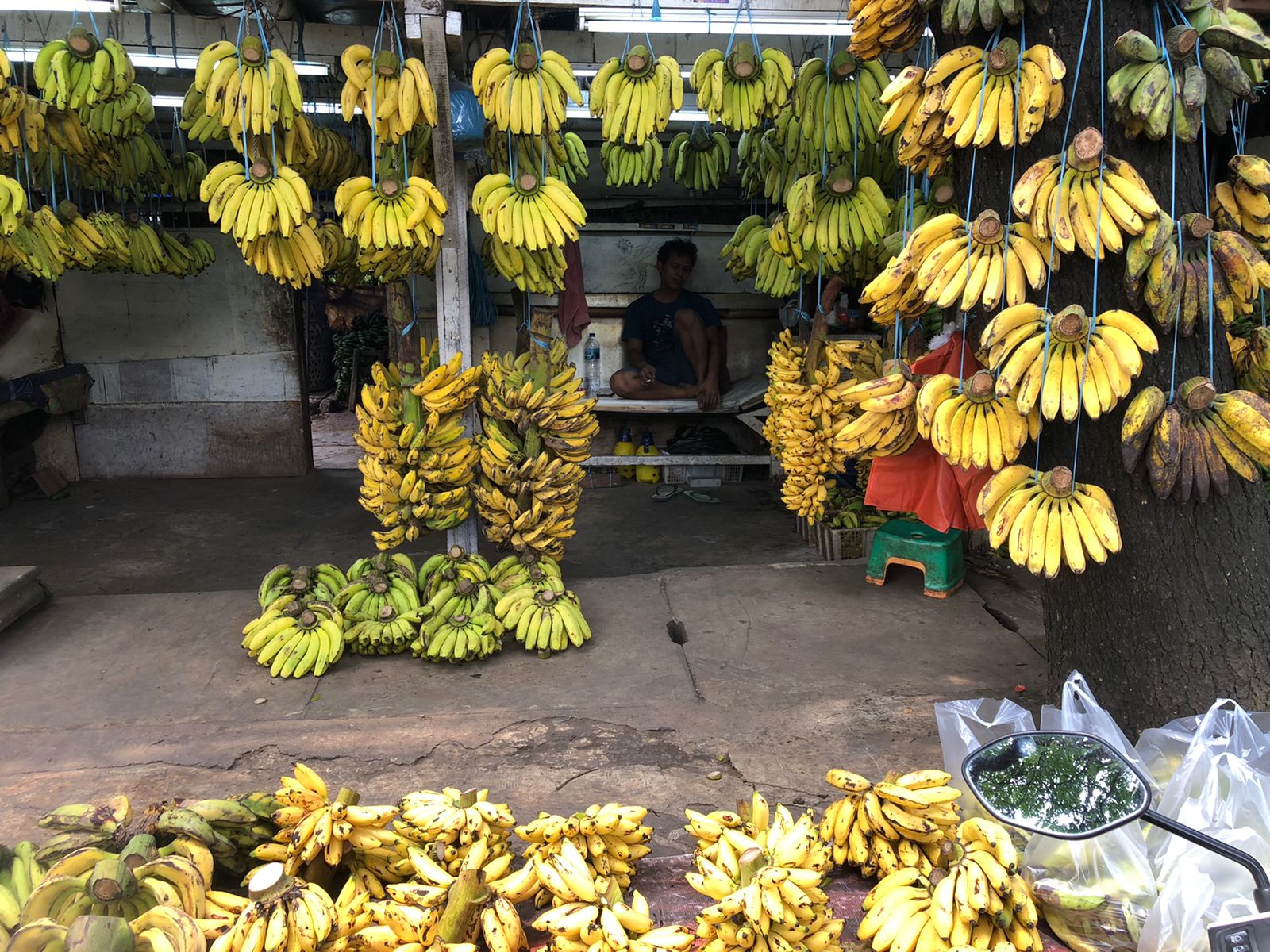 Sejumlah buah pisang yang berada di Pasar Lembang, Kecamatan Ciledug, Kota Tangerang, Jumat, 3 September.