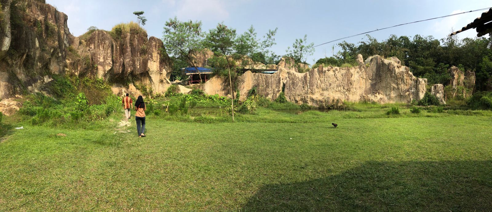 Tempat wisata Tebing Koja yang berlokasi di Cirendeu, Kecamatan Solear, Kabupaten Tangerang.