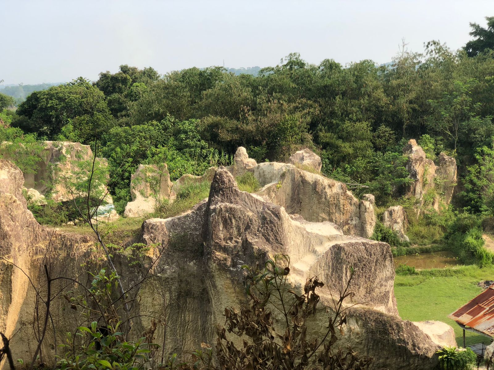 Tempat wisata Tebing Koja yang berlokasi di Cirendeu, Kecamatan Solear, Kabupaten Tangerang.