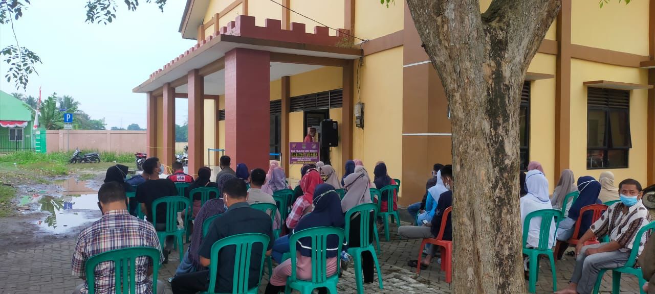 Halaman kantor Kecamatan Sukamulya dipadati warga setempat untuk melaksanakan vaksinasi dosis kedua, Kabupaten Tangerang, Selasa 7 September 2021.