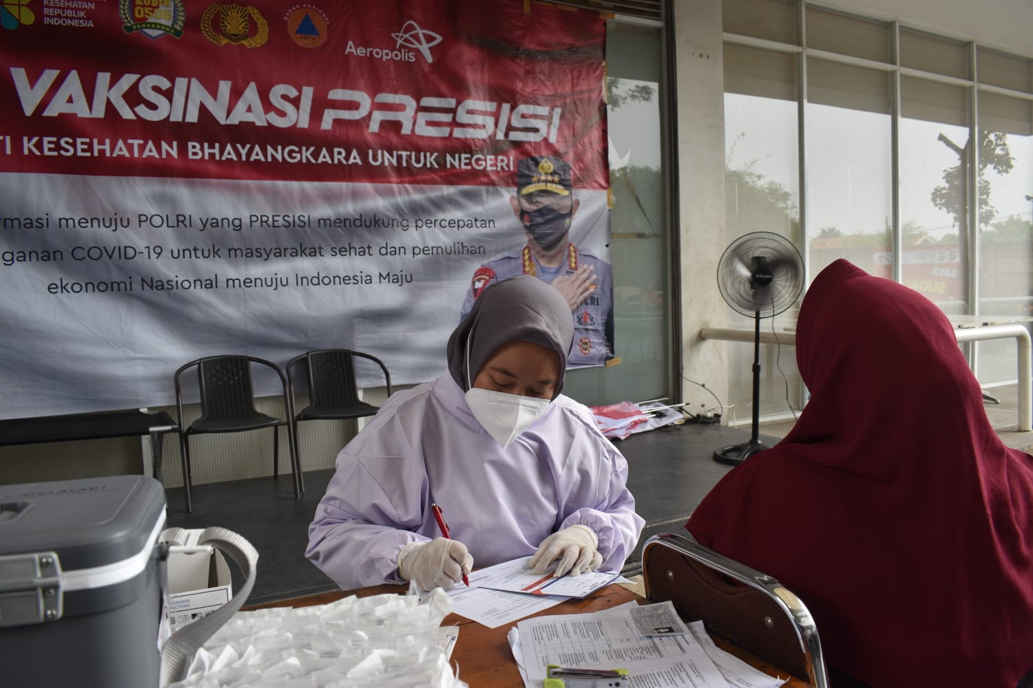 Kegiatan vaksinasi guna mencegah penyebaran COVID-19.