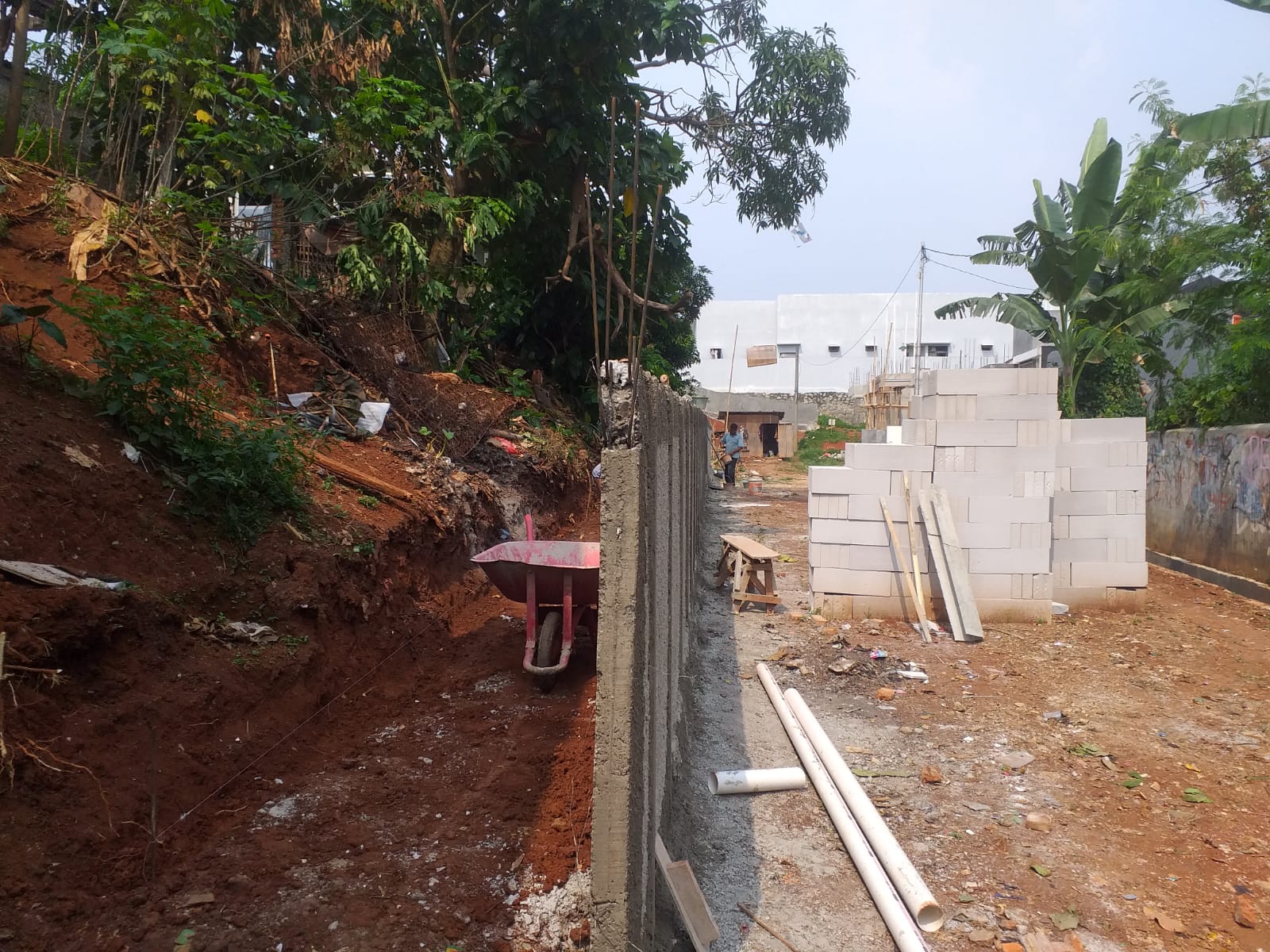 Pembangunan kawasan perumahan beserta bangunan tembok yang menghalangi akses jalan warga Kampung Bulang RT 6 RW 9, Serua, Ciputat, Tangerang Selatan.