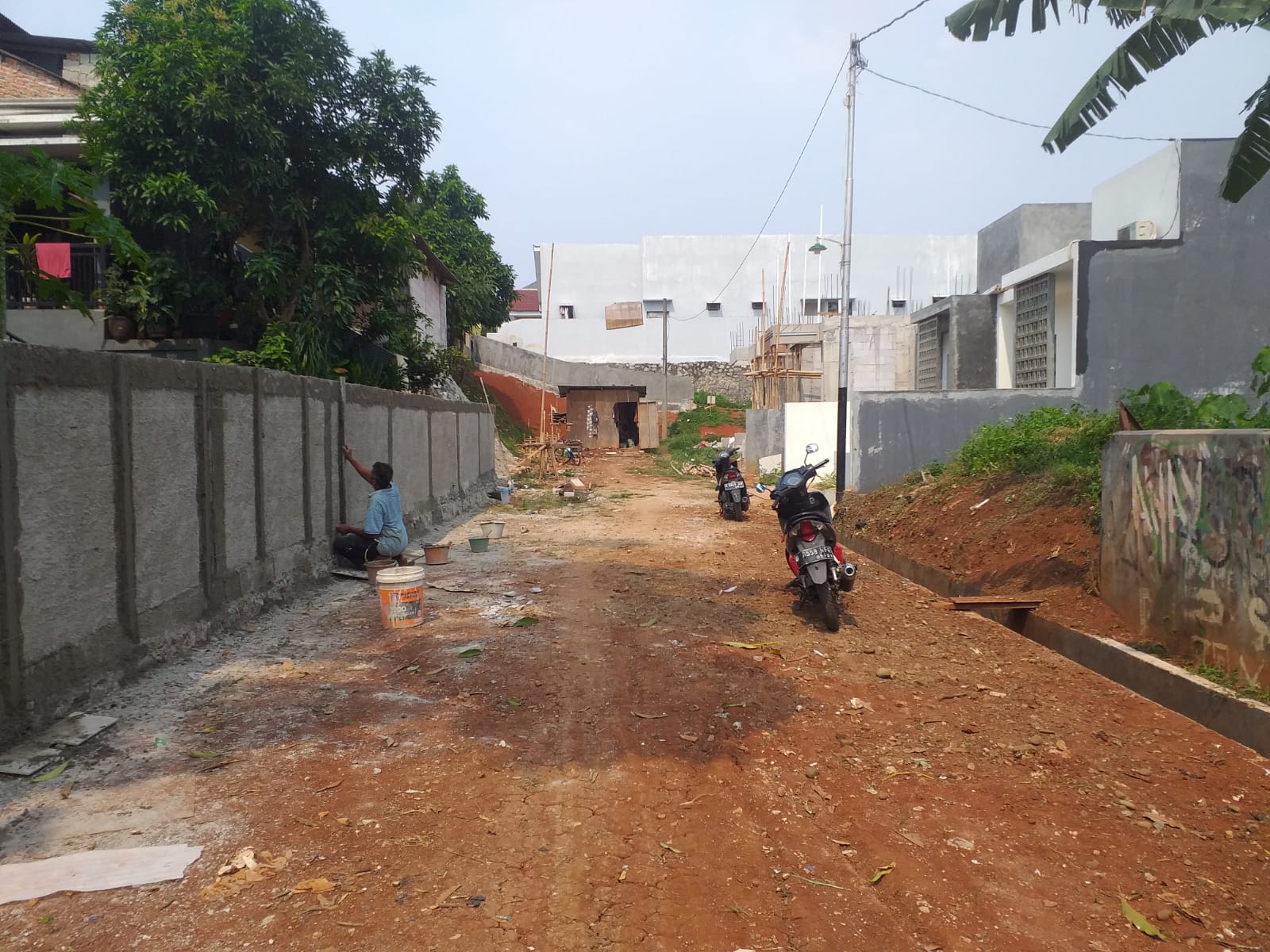 Pembangunan kawasan perumahan beserta bangunan tembok yang menghalangi akses jalan warga Kampung Bulang RT 6 RW 9, Serua, Ciputat, Tangerang Selatan.