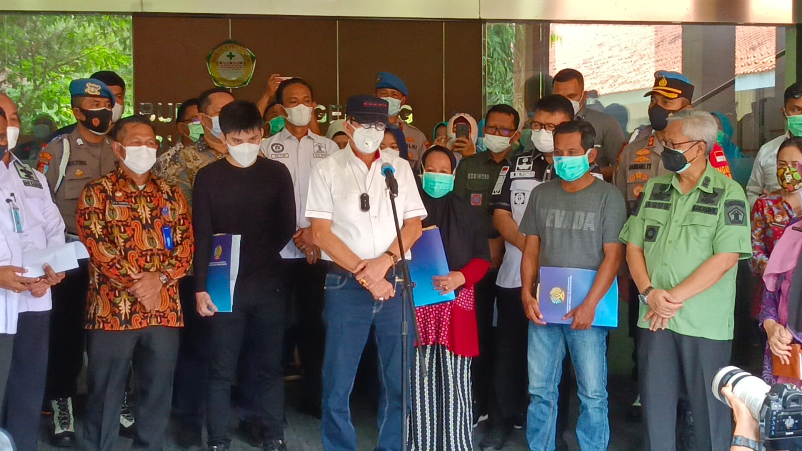 	Menteri Hukum dan HAM Yasonna Laoly selepas memberikan santunan kepada ahli waris dari narapidana yang tewas dalam insiden terbakarnya Lapas Kelas 1 Tangerang.