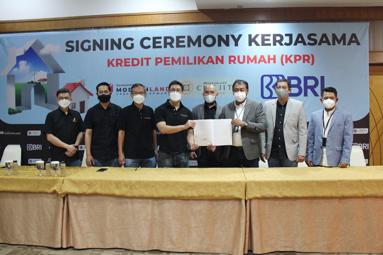 Manajemen BRI bersama PT Modernland Realty Tbk. berswa foto bersama selepas menandatangani kerjasama penyediaan KPR untuk hunian di kawasan Cilejit, Tangerang.