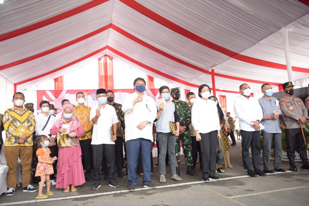 Menteri Koordinator Perekonomian Airlangga Hartarto saat memeberikan bantuan tunai bagi PKL (pedagang kaki lima).