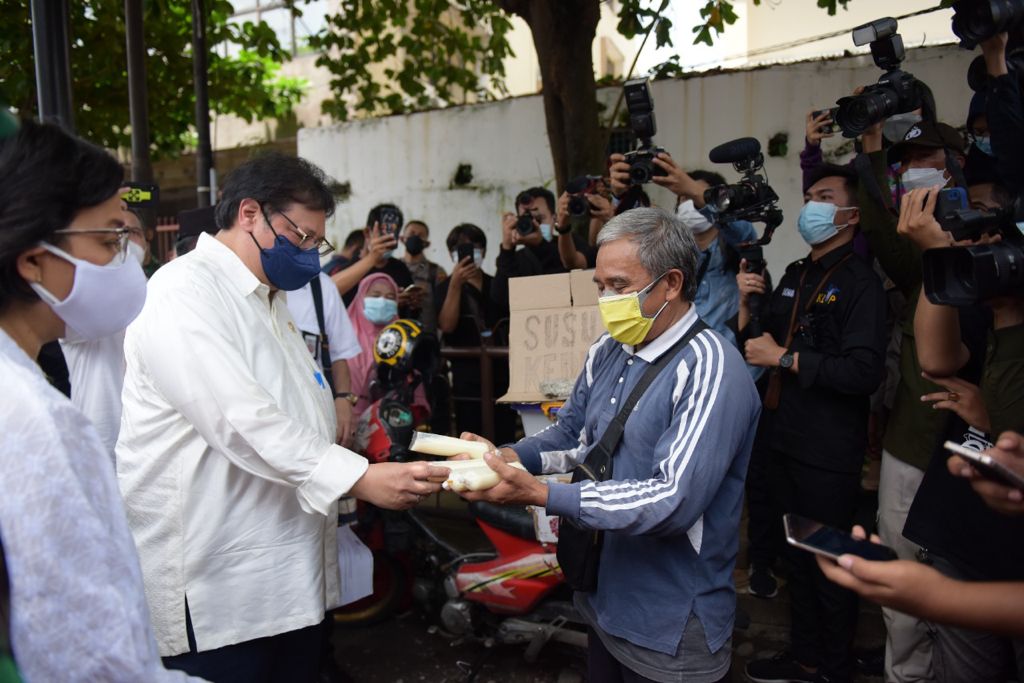 Menteri Koordinator Perekonomian Airlangga Hartarto saat memeberikan bantuan tunai bagi PKL (pedagang kaki lima).