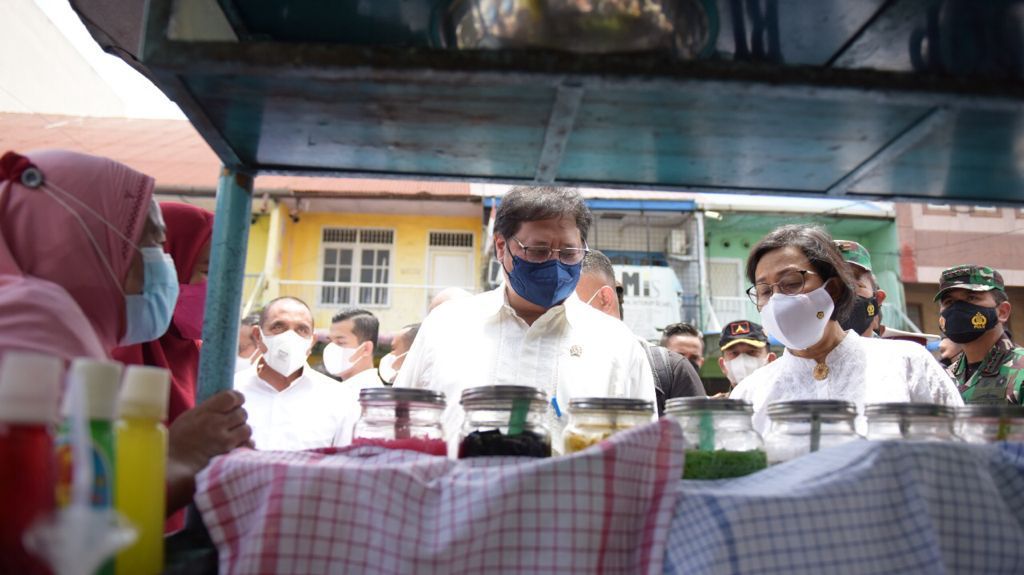 Menteri Koordinator Perekonomian Airlangga Hartarto saat memeberikan bantuan tunai bagi PKL (pedagang kaki lima).