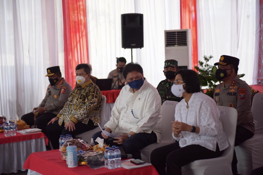 	Menteri Koordinator Perekonomian Airlangga Hartarto saat memeberikan bantuan tunai bagi PKL (pedagang kaki lima).