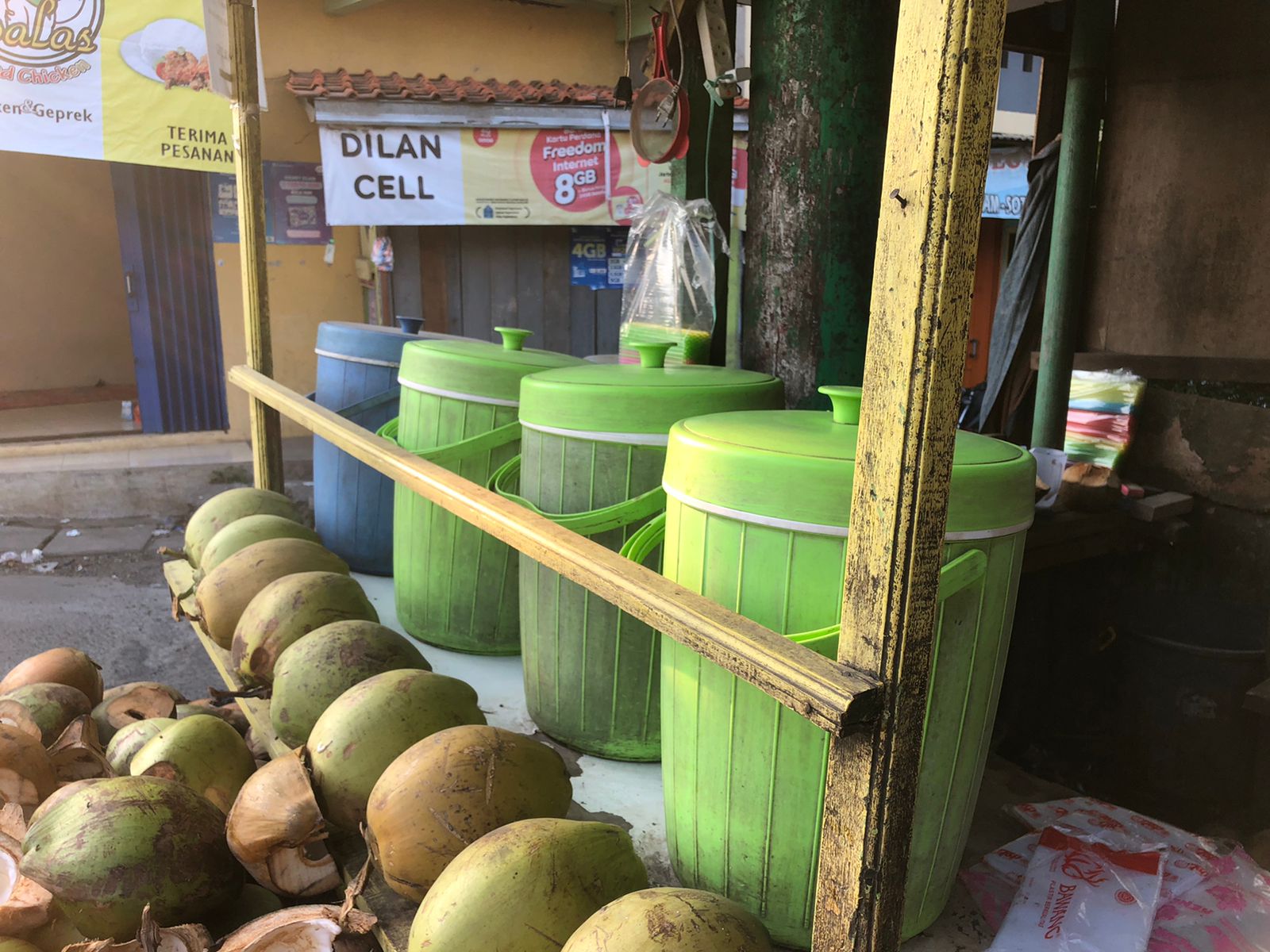 Sejumlah kelapa yang ispa untuk dijual.