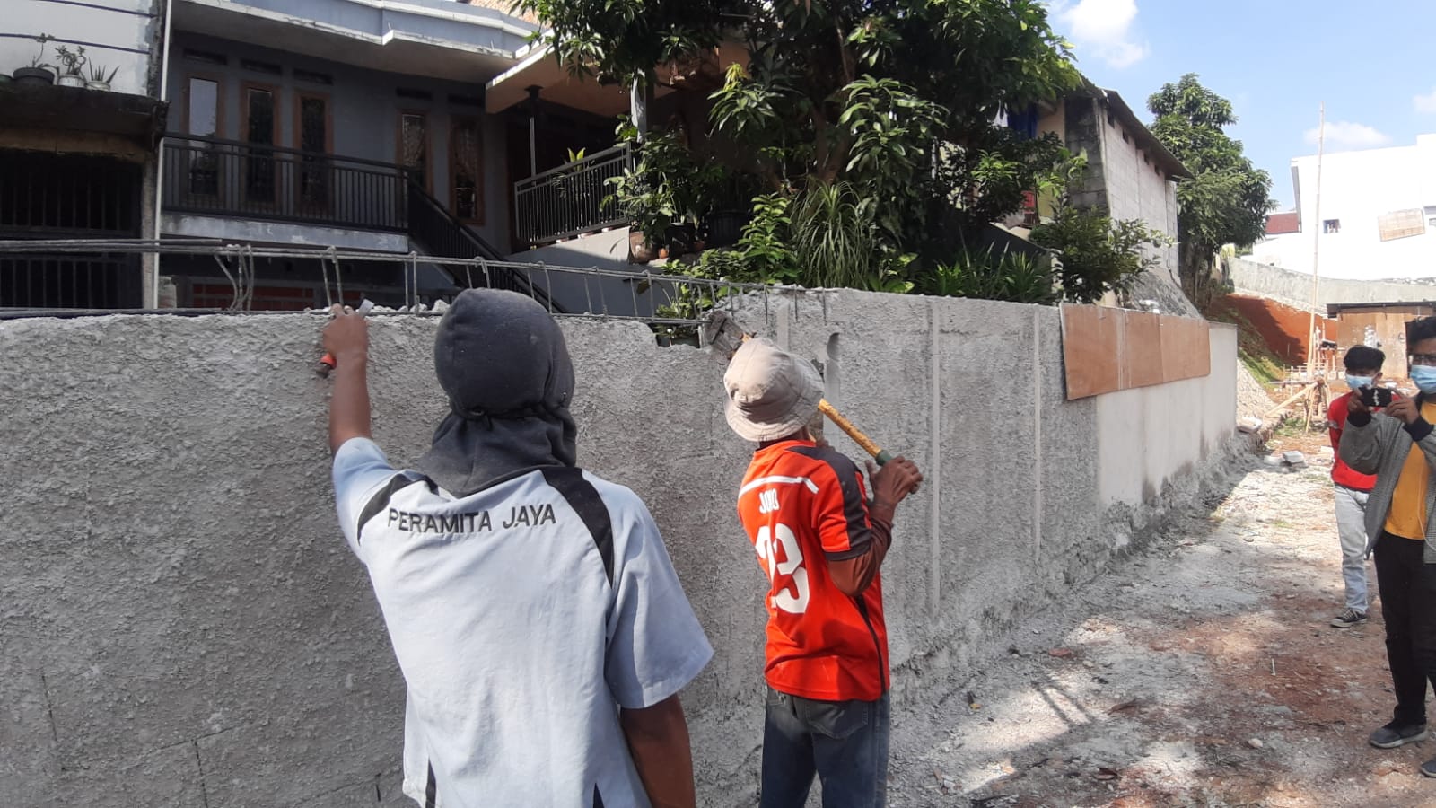 Tembok dengan tinggi sekitar dua meter dirobohkan yang berlokasi Kampung Bulak RT6/9, Serua, Ciputat, Tangerang Selatan.
