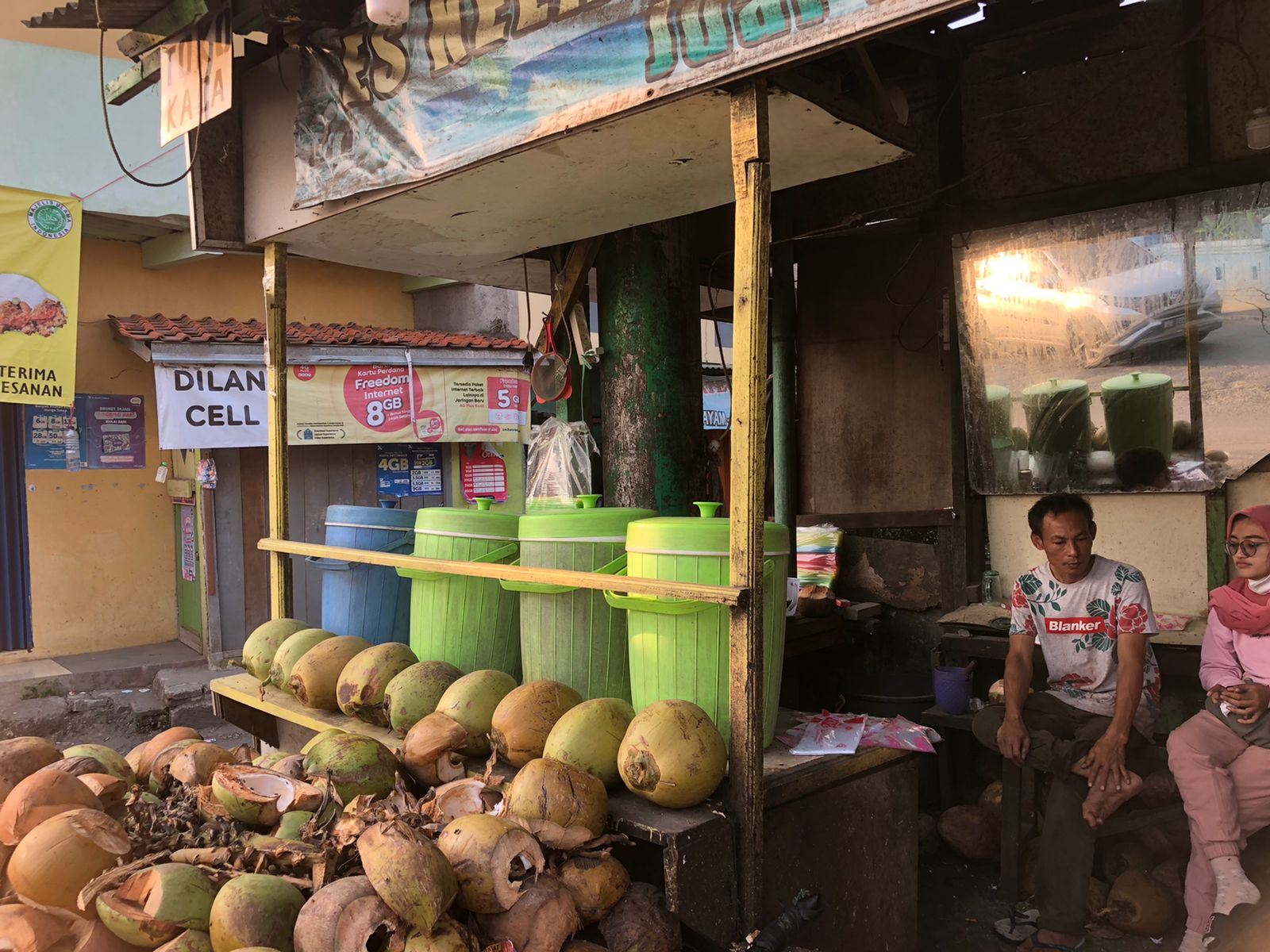 Sejumlah kelapa yang ispa untuk dijual.