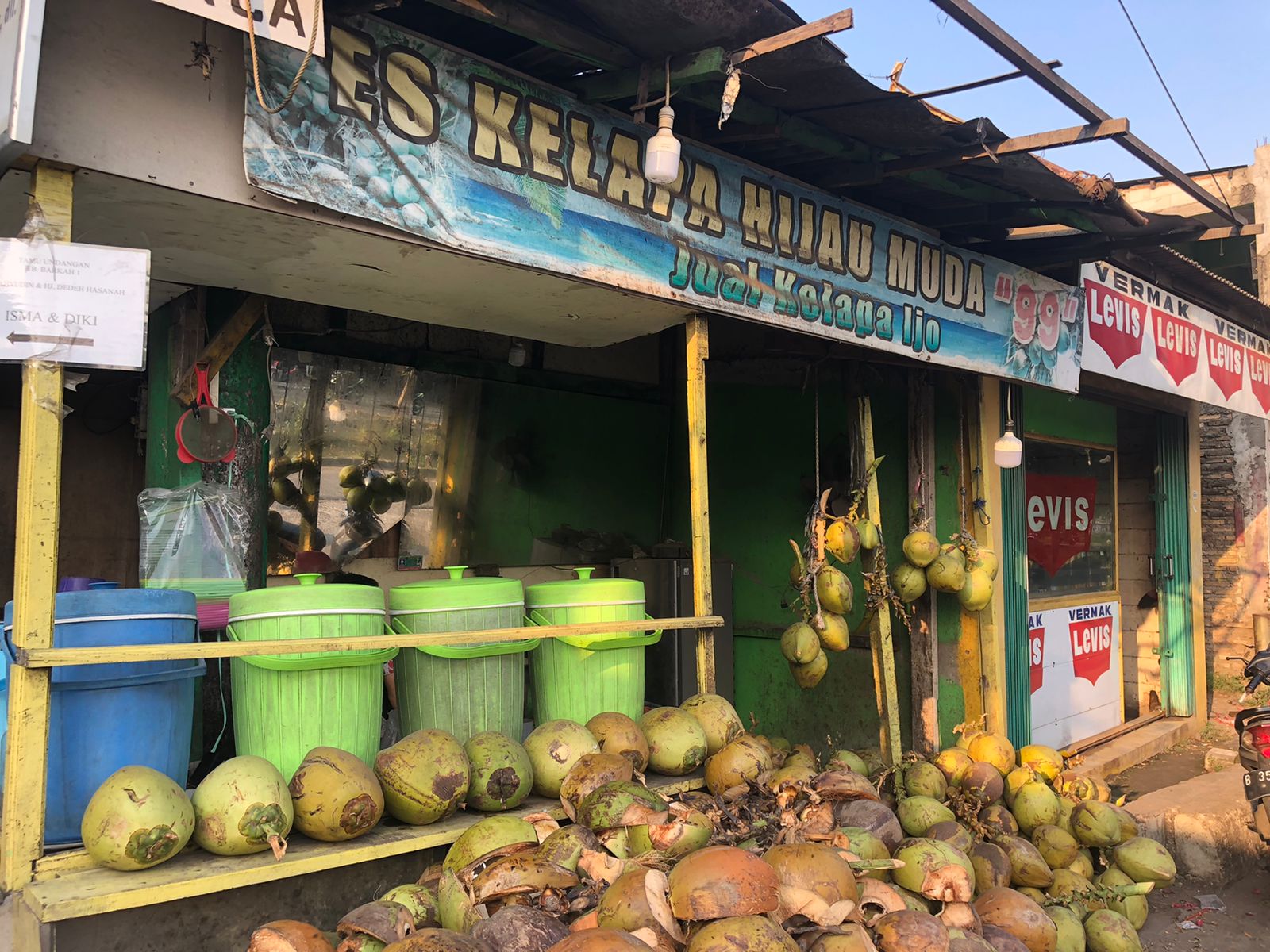 Sejumlah kelapa yang ispa untuk dijual.