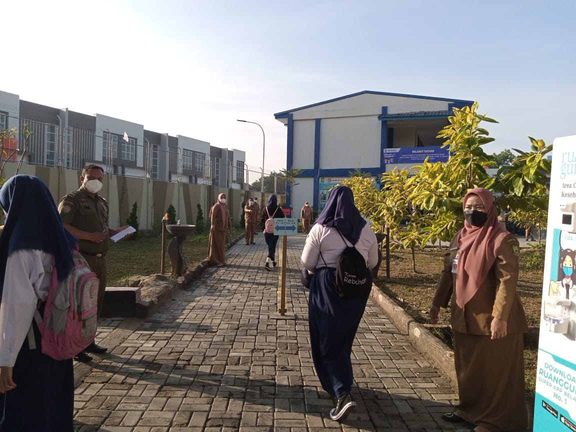 Pembelajaran tatap muka (PTM) untuk tingkat sekolah menengah pertama (SMP) di tengah pandemi COVID-19 dimulai di Kota Tangerang, Senin 13 September 2021.