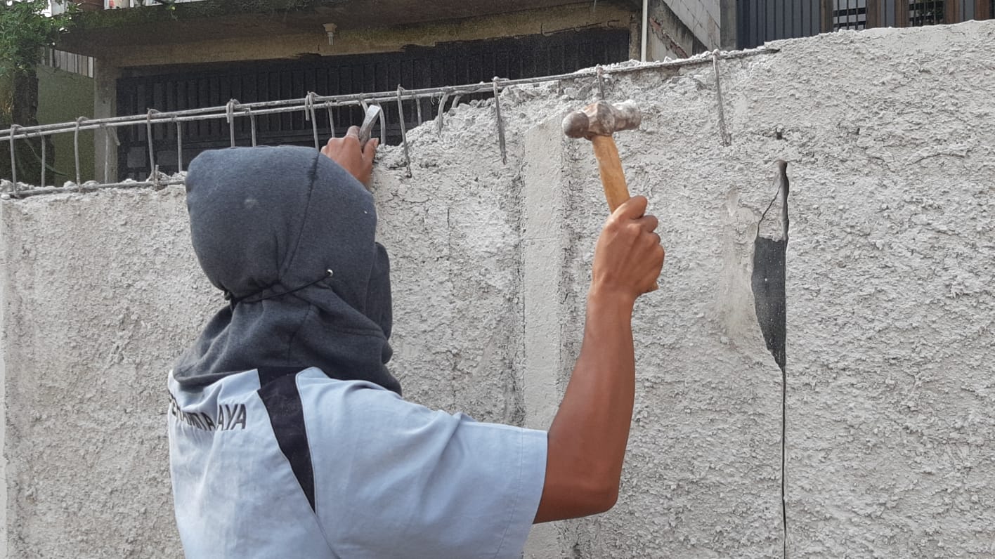 Tembok dengan tinggi sekitar dua meter dirobohkan yang berlokasi Kampung Bulak RT6/9, Serua, Ciputat, Tangerang Selatan.