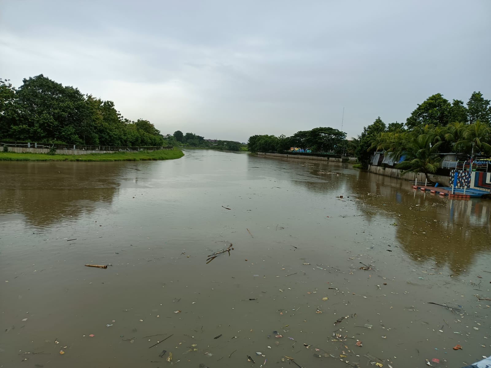 Kondisi Sungai Cisadane Kota Tangerang siang ini