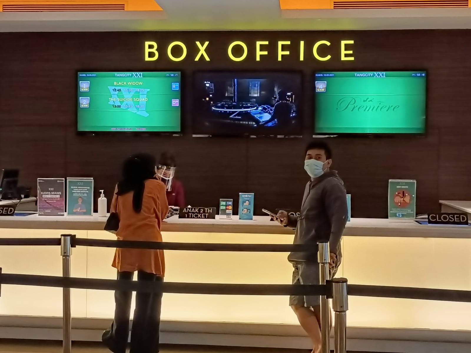 	Suasa pengunjung bioskop saat membeli tiket di loket pembelian.