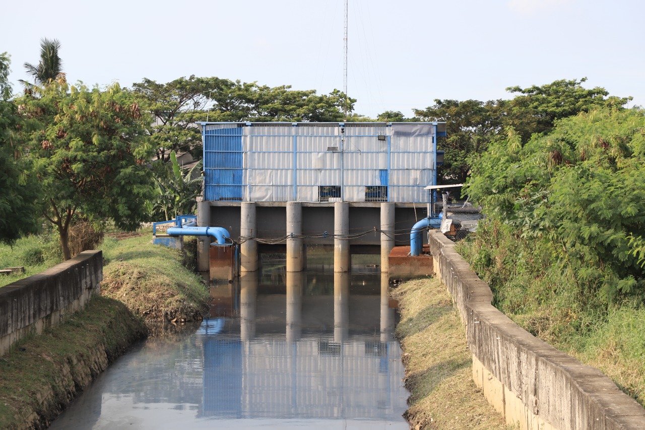 Dinas Pekerjaan Umum dan Penataan Ruang (PUPR) Kota Tangerang proses pembangunan pompa air dalam upaya preventif untuk mencegah terjadinya banjir di lokasi pembangunan pengendalian banjir Kali Ledug, Periuk, Kamis 16 September 2021.