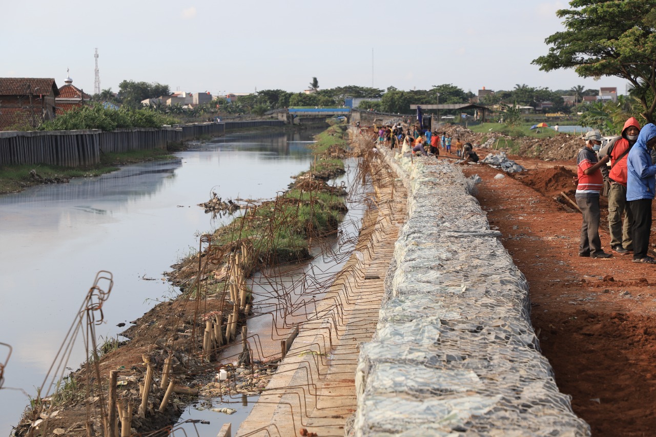 	Dinas Pekerjaan Umum dan Penataan Ruang (PUPR) Kota Tangerang proses pembangunan pompa air dalam upaya preventif untuk mencegah terjadinya banjir di lokasi pembangunan pengendalian banjir Kali Ledug, Periuk, Kamis 16 September 2021.