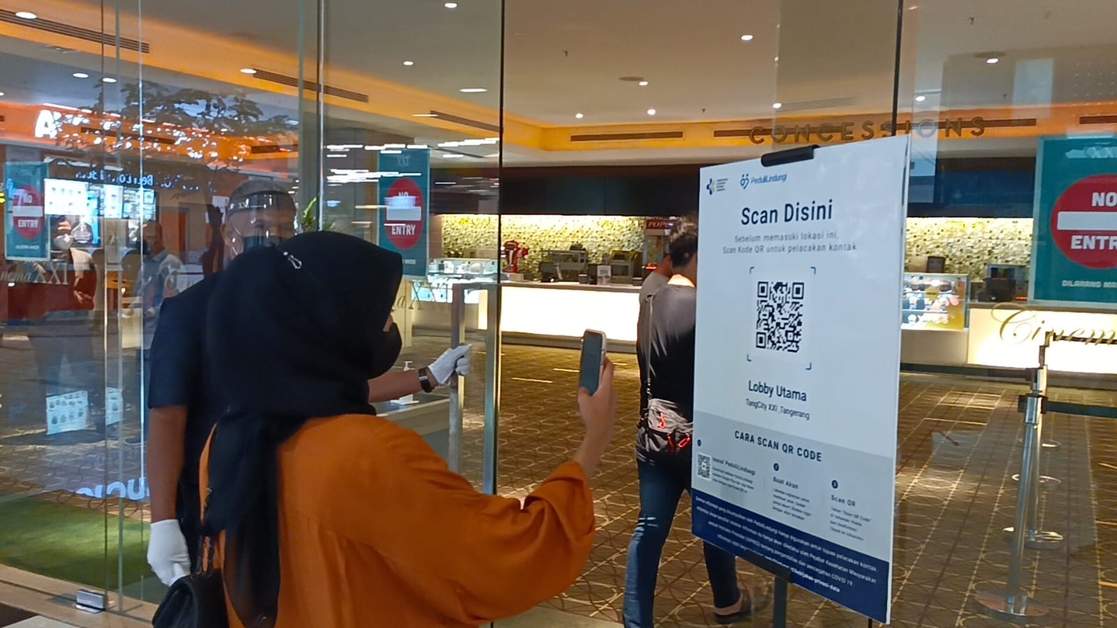 	Pengunjung bioskop saat scan barkot QR.