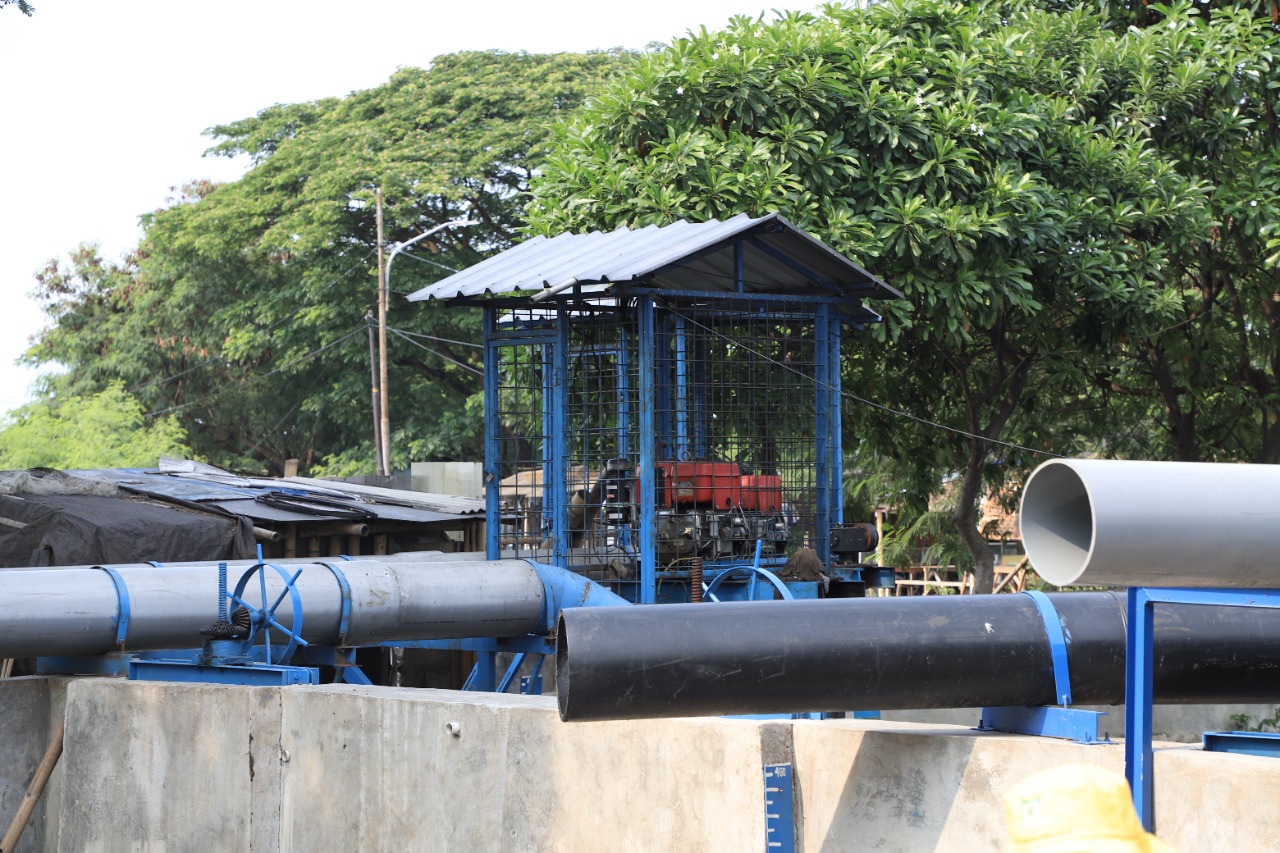 Dinas Pekerjaan Umum dan Penataan Ruang (PUPR) Kota Tangerang proses pembangunan pompa air dalam upaya preventif untuk mencegah terjadinya banjir di lokasi pembangunan pengendalian banjir Kali Ledug, Periuk, Kamis 16 September 2021.