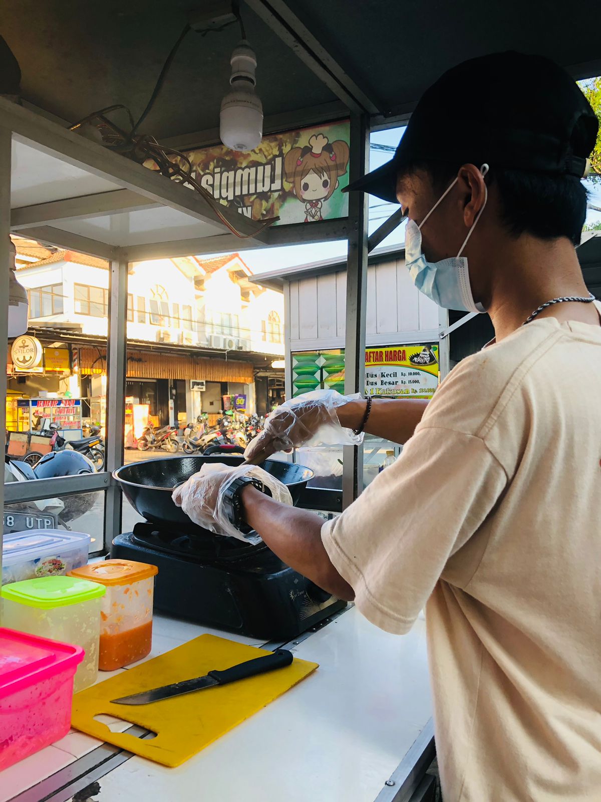 	Lumpia Basah Khas Kota Tangerang yang berlokasi di Jalan Poris Indah Jaya, Kecamatan Batu Ceper, Kota Tangerang tepatnya di depan Gang Blok Ambon, Kamis 16 September 2021.