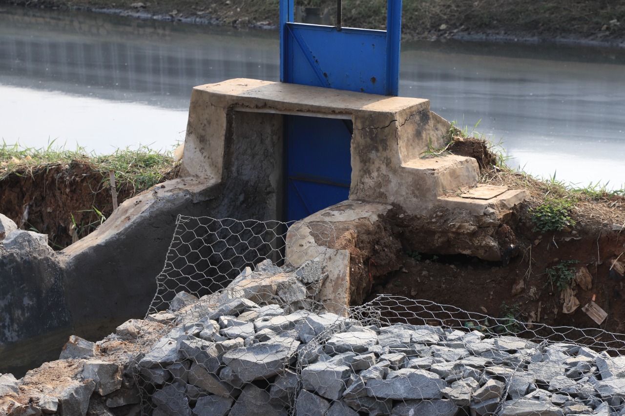 Dinas Pekerjaan Umum dan Penataan Ruang (PUPR) Kota Tangerang proses pembangunan pompa air dalam upaya preventif untuk mencegah terjadinya banjir di lokasi pembangunan pengendalian banjir Kali Ledug, Periuk, Kamis 16 September 2021.	
