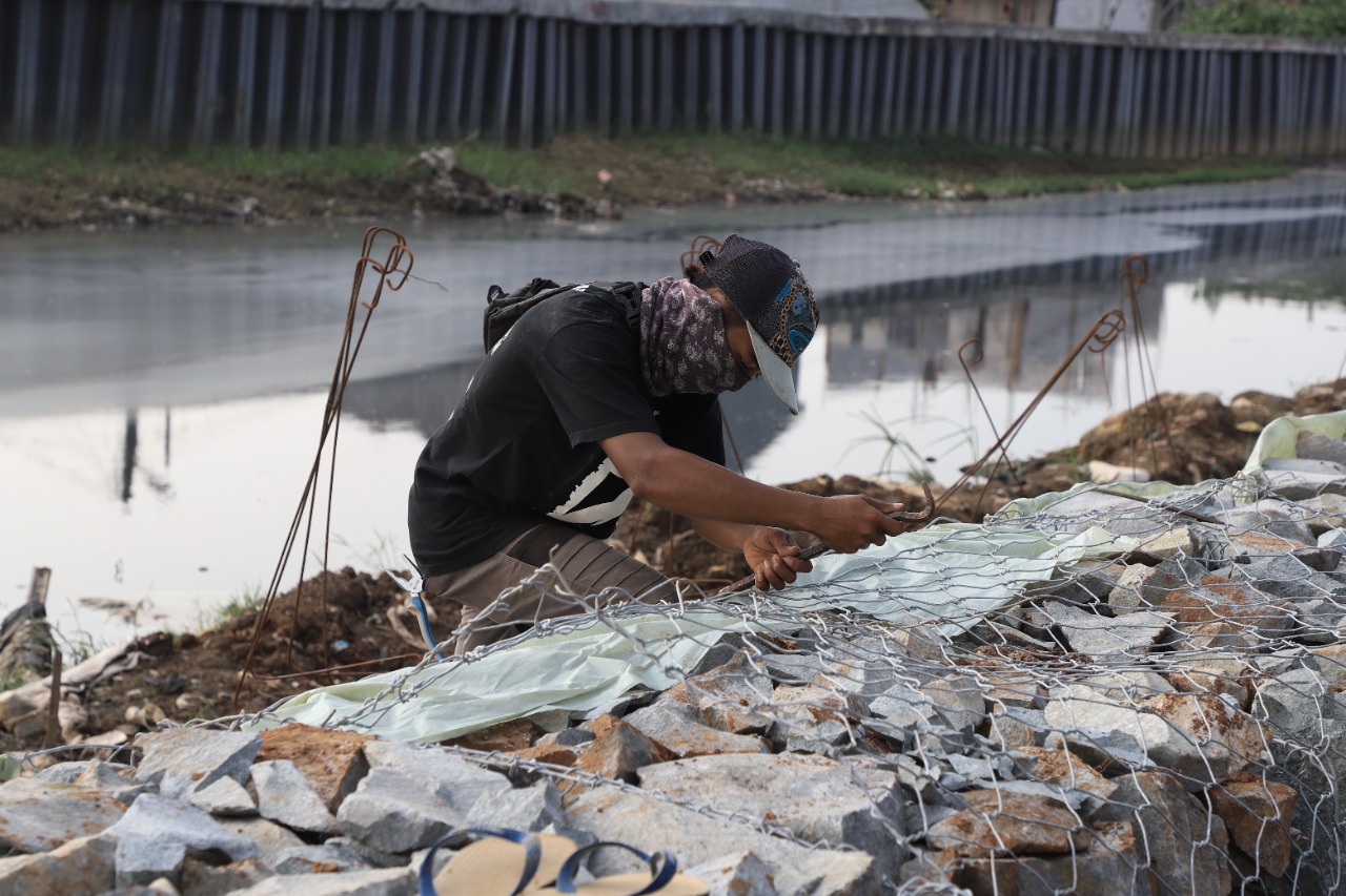 Dinas Pekerjaan Umum dan Penataan Ruang (PUPR) Kota Tangerang proses pembangunan pompa air dalam upaya preventif untuk mencegah terjadinya banjir di lokasi pembangunan pengendalian banjir Kali Ledug, Periuk, Kamis 16 September 2021.