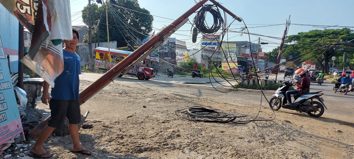 Untaian kabel yang bergelantung rendah tepat di perempatan wilayah Rawa Mekar Jaya, Serpong, Tangerang Selatan, Kamis, 16 September 2021 siang.