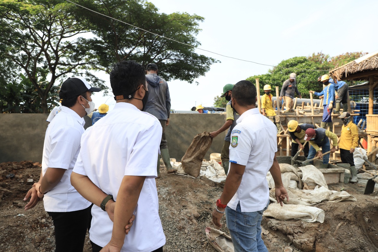 	Dinas Pekerjaan Umum dan Penataan Ruang (PUPR) Kota Tangerang proses pembangunan pompa air dalam upaya preventif untuk mencegah terjadinya banjir di lokasi pembangunan pengendalian banjir Kali Ledug, Periuk, Kamis 16 September 2021.