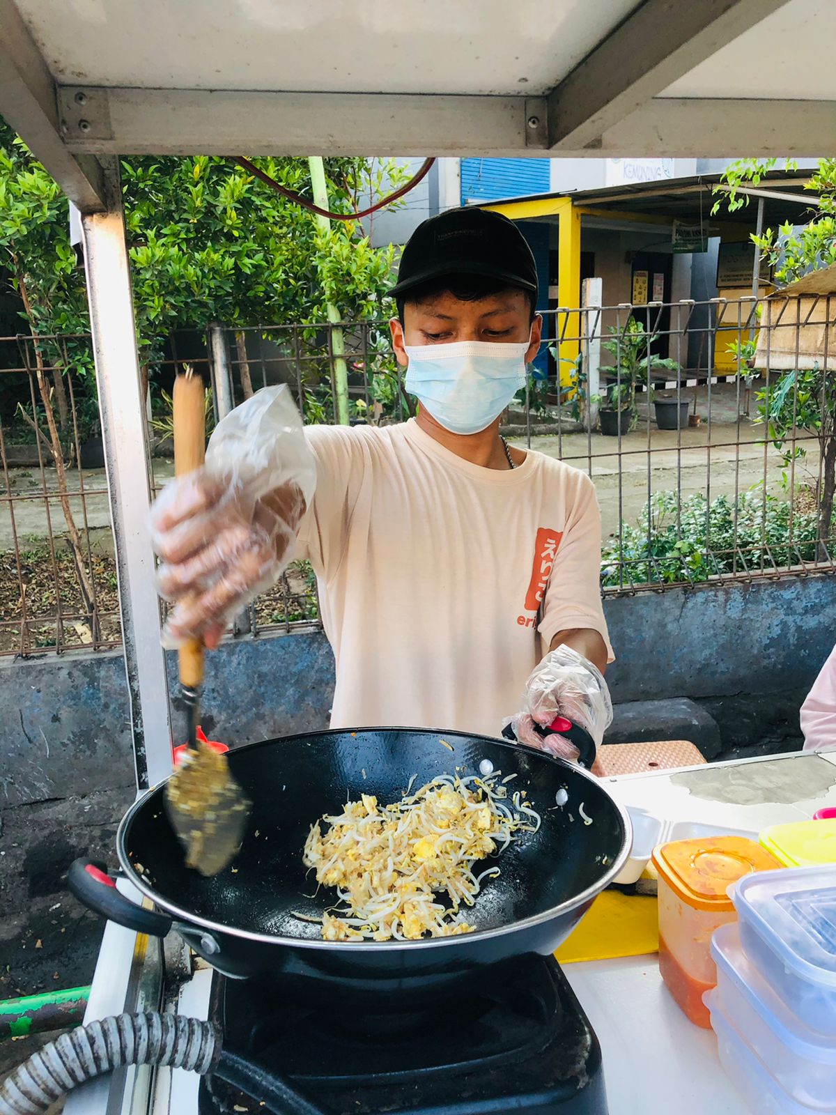 Lumpia Basah Khas Kota Tangerang yang berlokasi di Jalan Poris Indah Jaya, Kecamatan Batu Ceper, Kota Tangerang tepatnya di depan Gang Blok Ambon, Kamis 16 September 2021.