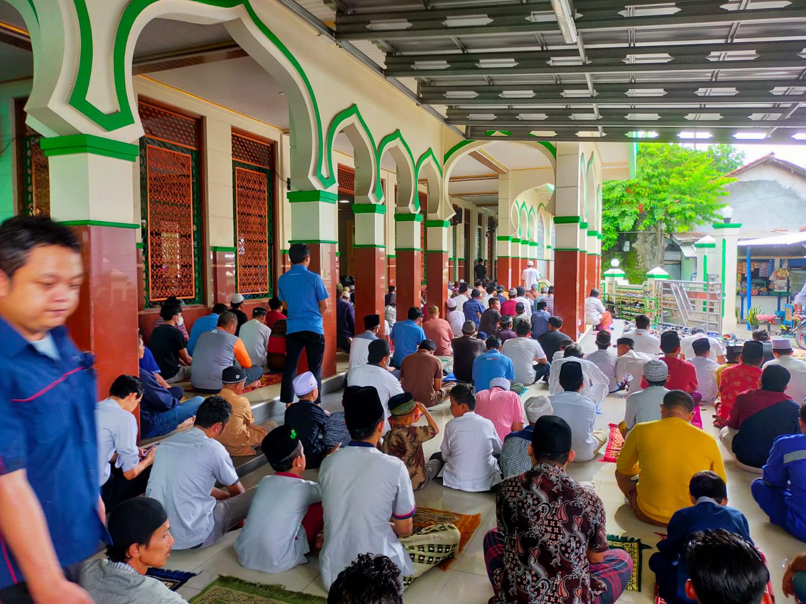	Suasana jamaah Masjid Jami Nurul Iman, Jatake, Kota Tangerang, Banten saat menjalani salat Jum'at.