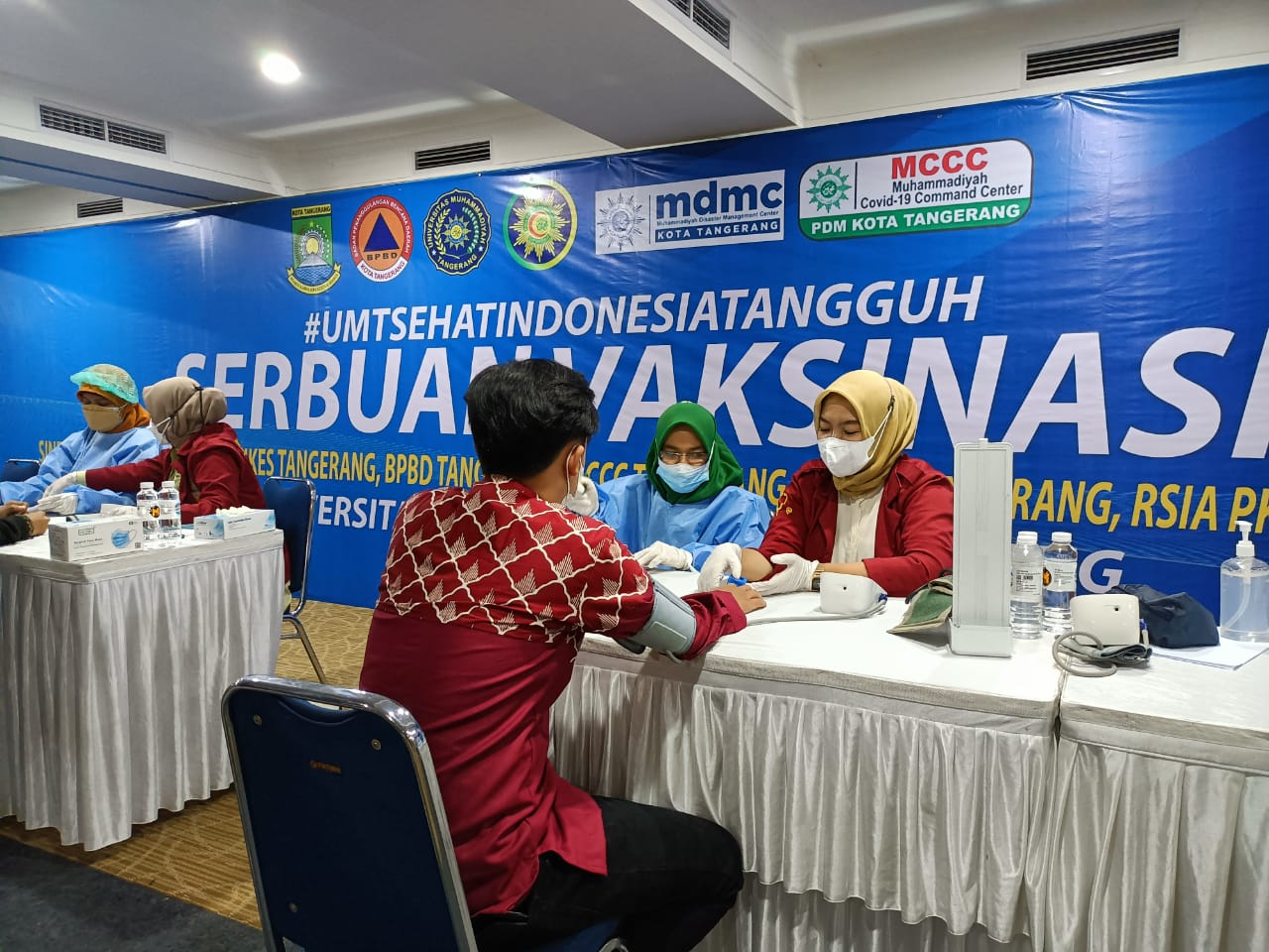 Kegiatan vaksinasi guna mencegah penyebaran Covid-19 di Universitas Muhammadiyah Tangerang (UMT), Cikokol, Kota Tangerang, Jumat 17 September 2021.