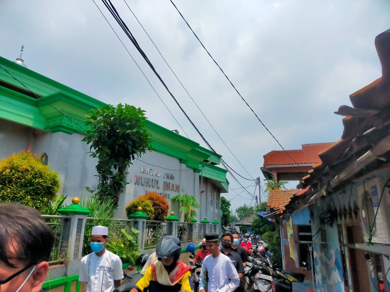Suasana jamaah Masjid Jami Nurul Iman, Jatake, Kota Tangerang, Banten selepas menjalani salat Jum'at.