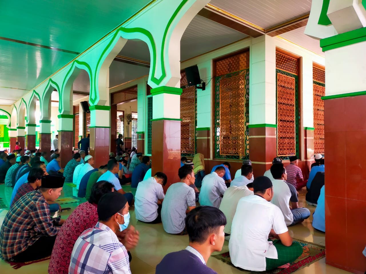 Suasana jamaah Masjid Jami Nurul Iman, Jatake, Kota Tangerang, Banten saat menjalani salat Jum'at.