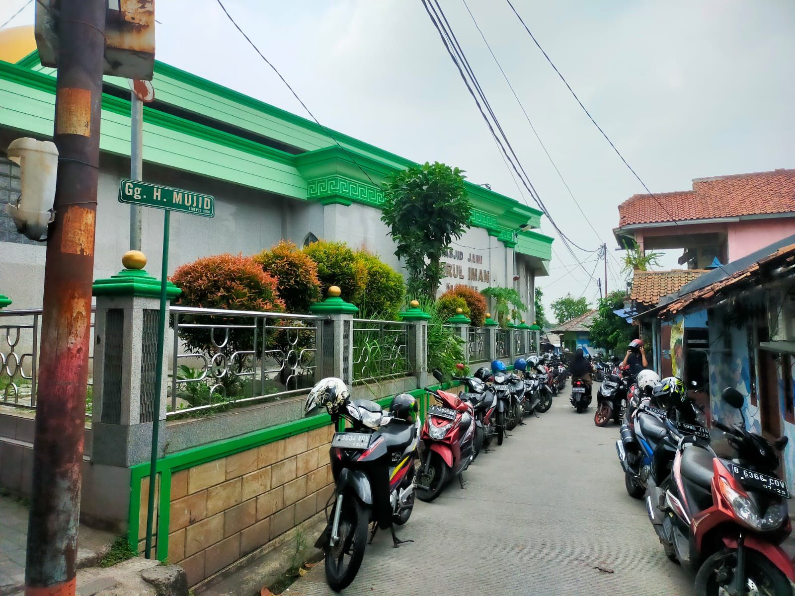 Suasana jamaah Masjid Jami Nurul Iman, Jatake, Kota Tangerang, Banten.