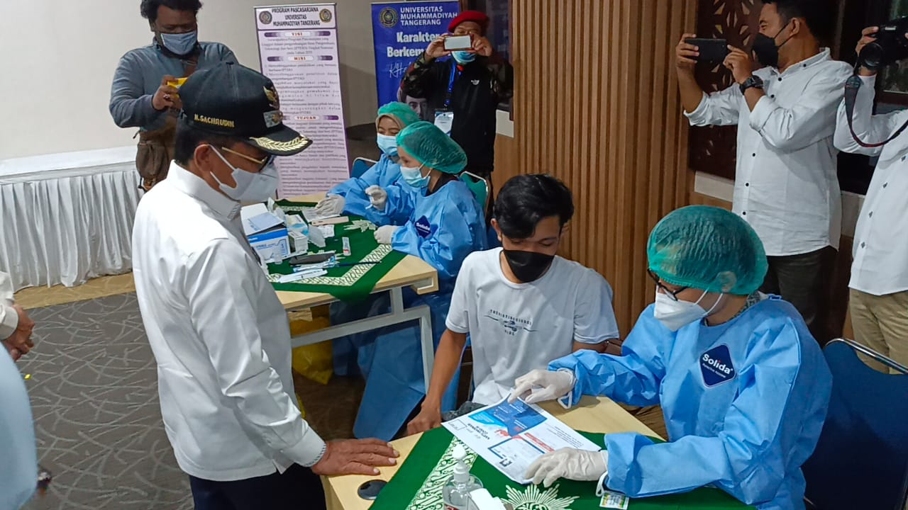 	Kegiatan vaksinasi guna mencegah penyebaran Covid-19 di Universitas Muhammadiyah Tangerang (UMT), Cikokol, Kota Tangerang, Jumat 17 September 2021.