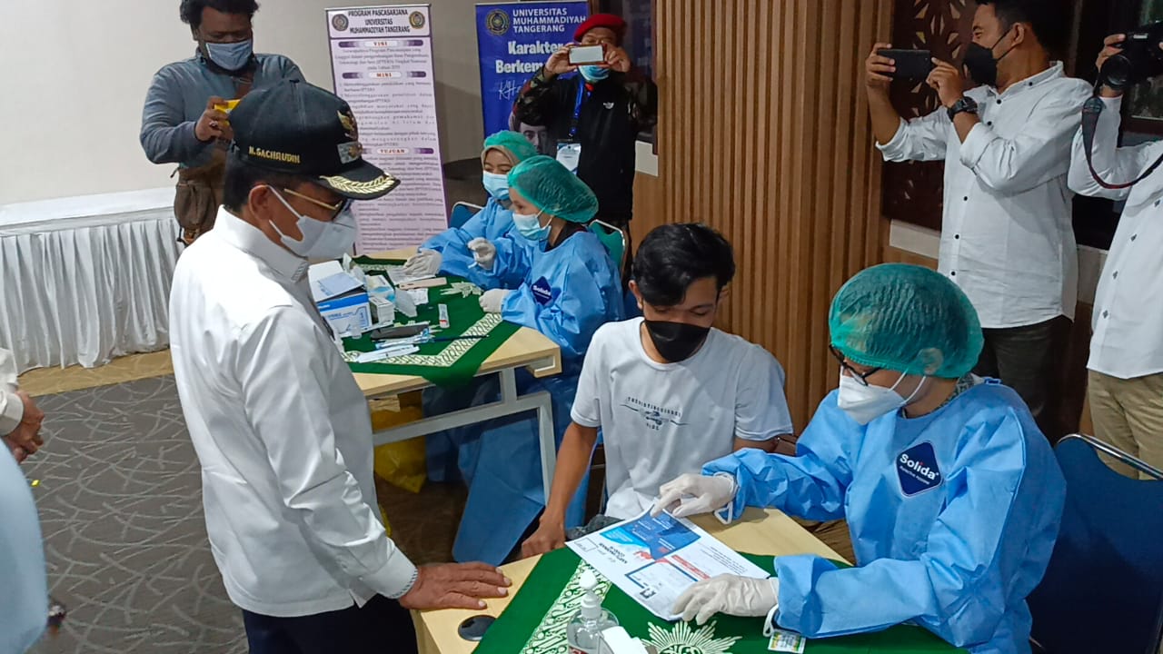 Kegiatan vaksinasi guna mencegah penyebaran Covid-19 di Universitas Muhammadiyah Tangerang (UMT), Cikokol, Kota Tangerang, Jumat 17 September 2021.