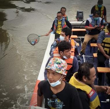 Sejumlah Aktivis Lingkungan Hidup saat membersihkan Sungai Cisadane, Minggu 19 September 2021.
