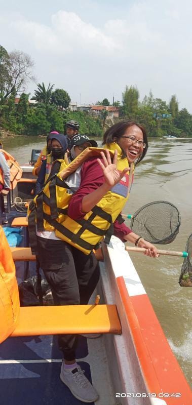 Sejumlah Aktivis Lingkungan Hidup berswa foto bersama dalam kegiatan membersihkan Sungai Cisadane, Minggu 19 September 2021.