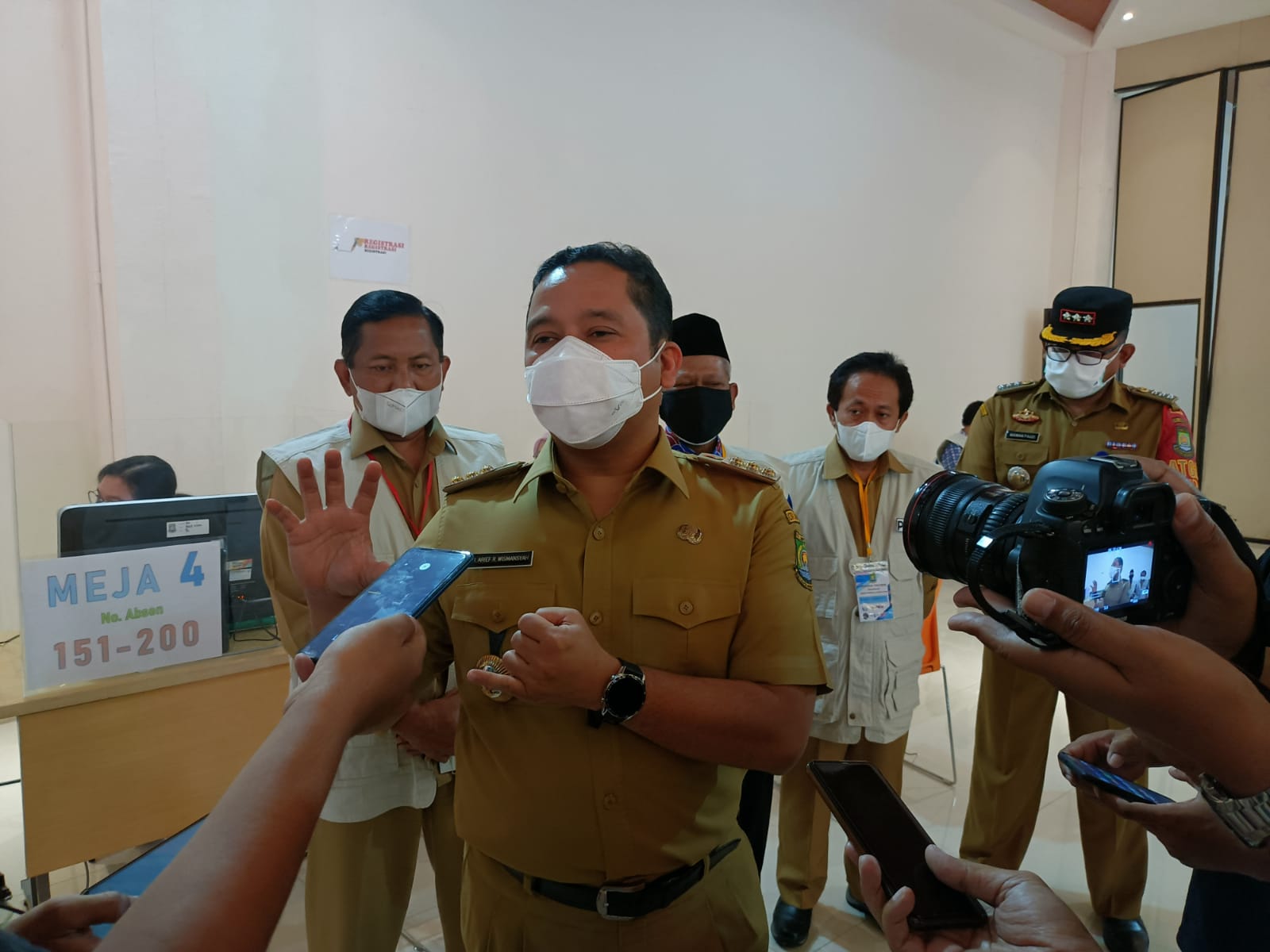 Wali Kota Tangerang Arief R Wismansyah saat diwawancarai awak media di Gedung Tangerang Convention Center, Karawaci, Kota Tangerang, Senin 20 September 2021.