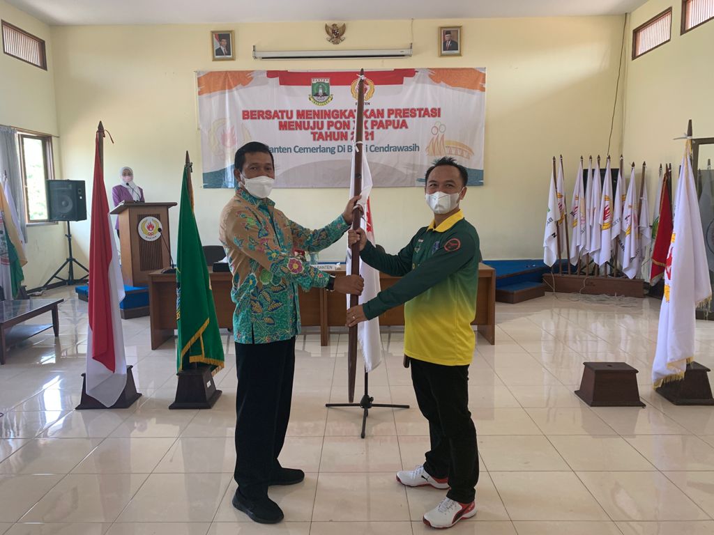 	Tim Cricket Provinsi Banten berswa foto bersama di Gedung Komite Olahraga Nasional Indonesia (KONI) Banten, Serang, Selasa, 21 September 2021.