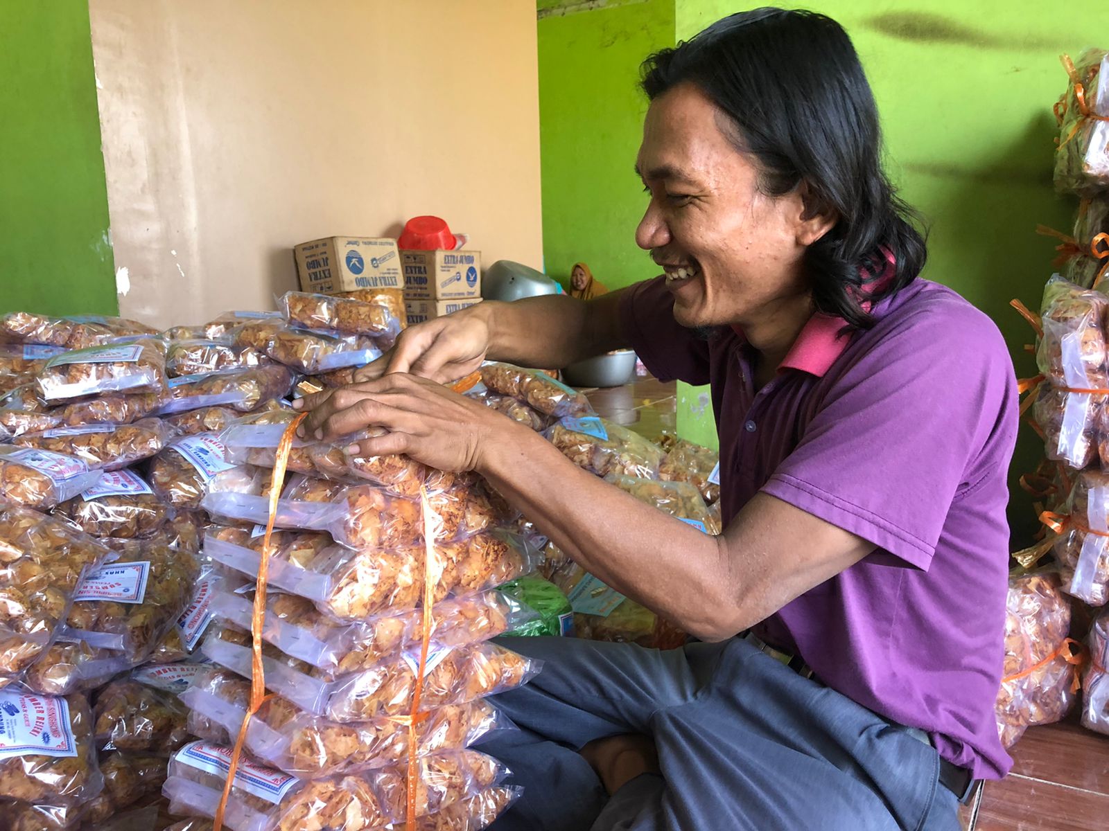 Produksi Keripik Singkong yang berlokasi di Kampung Tugu, RT04/01, Desa Pasanggrahan, Kecamatan Solear, Kabupaten Tangerang, Selasa 21 September 2021.