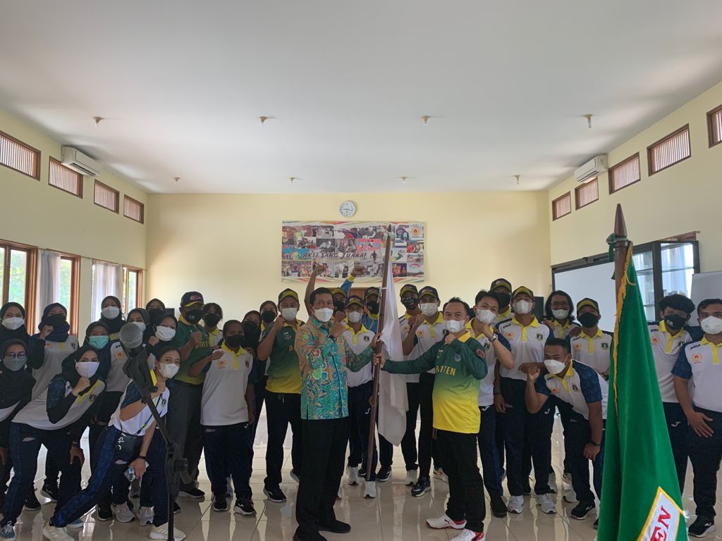 Tim Cricket Provinsi Banten berswa foto bersama di Gedung Komite Olahraga Nasional Indonesia (KONI) Banten, Serang, Selasa, 21 September 2021.