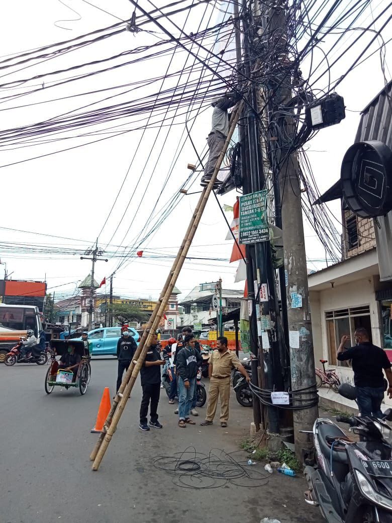 	Dinas Pekerjaan Umum Kota Tangsel memantau langsung dalam pengerjaan tiang dan kabel semrawut di wilayah Tangerang Selatan, Rabu, 22 September 2021.