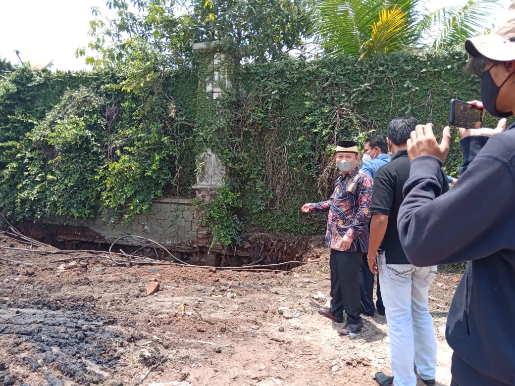 Perbaikan drainase dan jalan rusak di Perumahan Taman Royal, Cipondoh, Kota Tangerang.