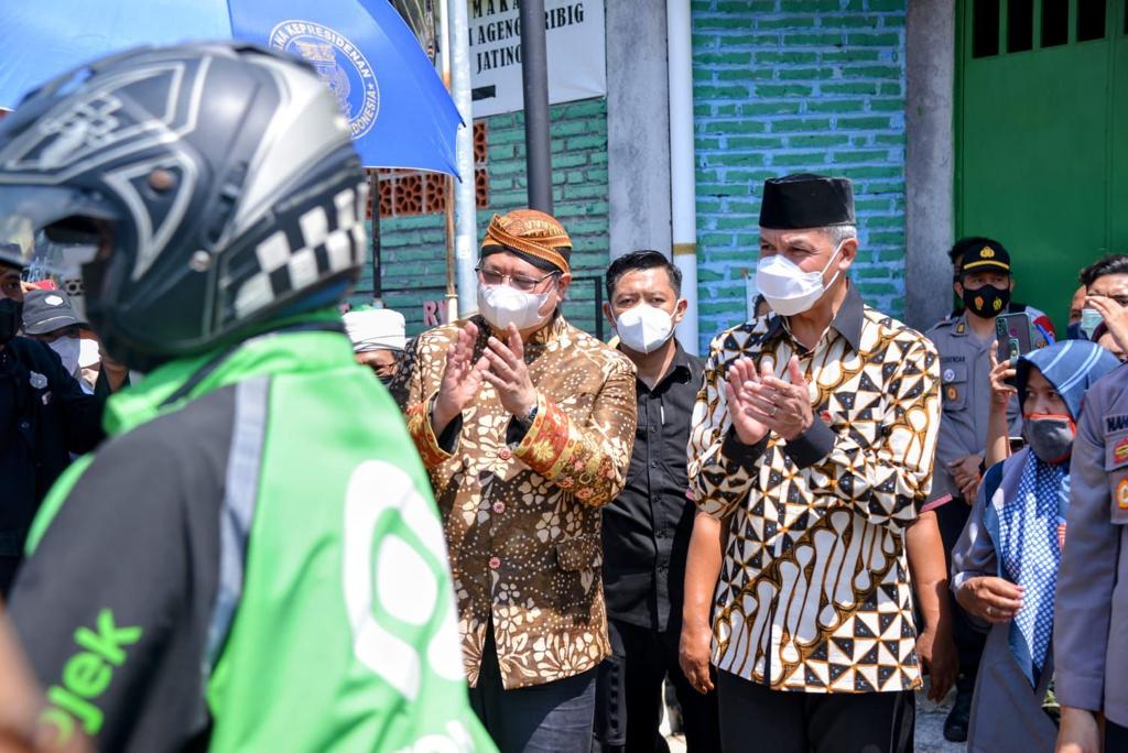 Menko Perekonomian Airlangga Hartarto duduk bersama Gubernur Jawa Tengah, Ganjar Pranowo dalam acara haul Ki Ageng Gribig di Jatinom, Klaten.