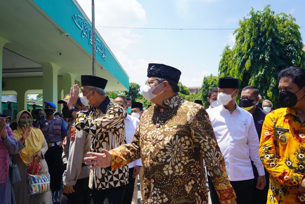 Menko Perekonomian Airlangga Hartarto duduk bersama Gubernur Jawa Tengah, Ganjar Pranowo dalam acara haul Ki Ageng Gribig di Jatinom, Klaten.